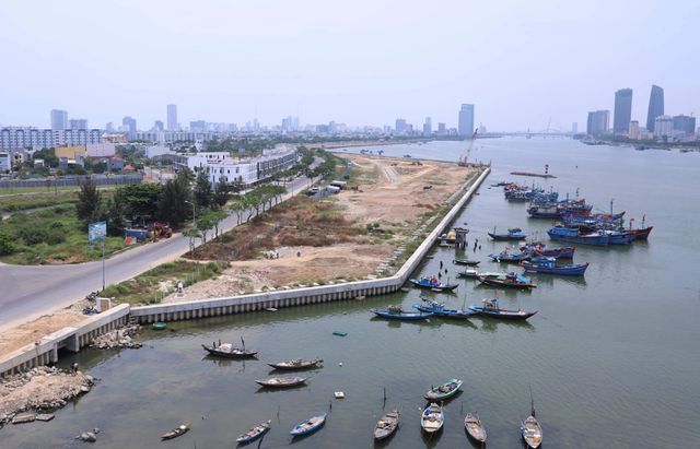 Đà[-]Nẵng[-]"trần[-]tình"[-]việc[-]tạm[-]dừng[-]hàng[-]loạt[-]dự[-]án[-]lớn